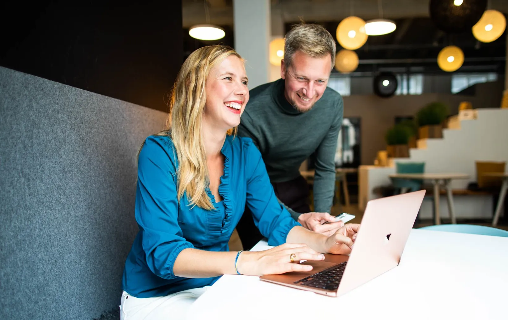 Inga und Sören von leckerPostings bei der Arbeit